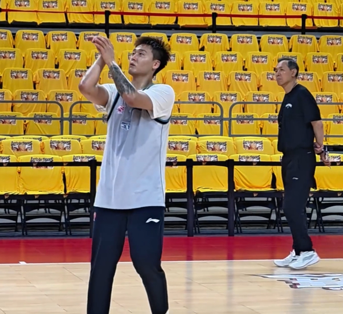 kaiyun sports-备战广东G2！赵睿胸口湿透，许利民专注计划，麦基展望今晚比赛|北京|方硕|贾维尔-麦基|贾维尔·麦基|陈盈骏_新浪体育_新浪新闻